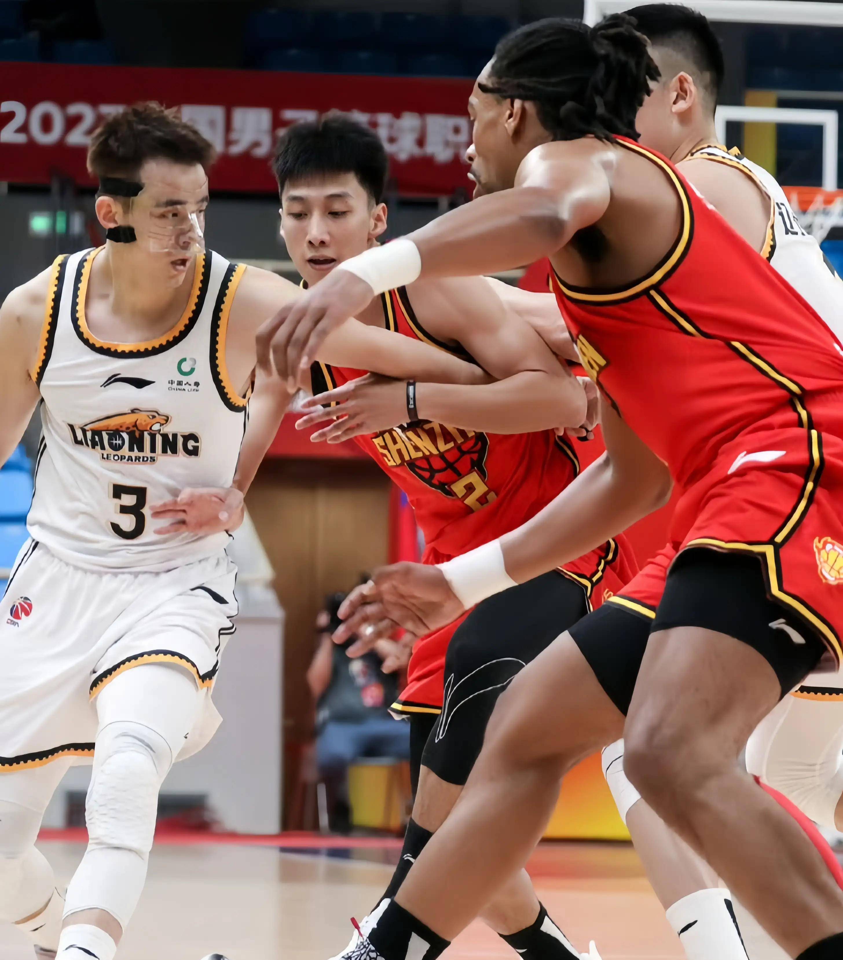 开云下载-篮球赛场热血搏杀，焦点对决势均力敌的简单介绍