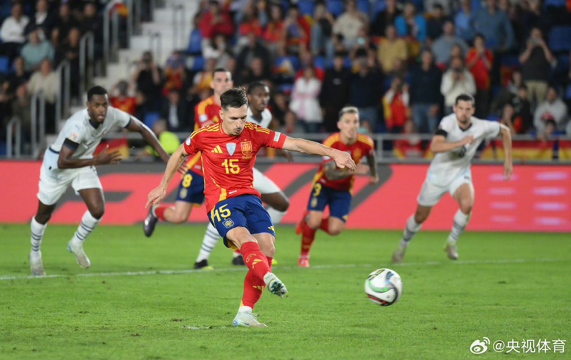 开云平台-瑞典球队英勇战胜波兰，晋级欧国联四强