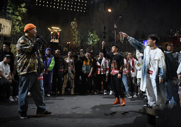 开云官网-精英对决，场上火药味十足，观众沸腾的简单介绍