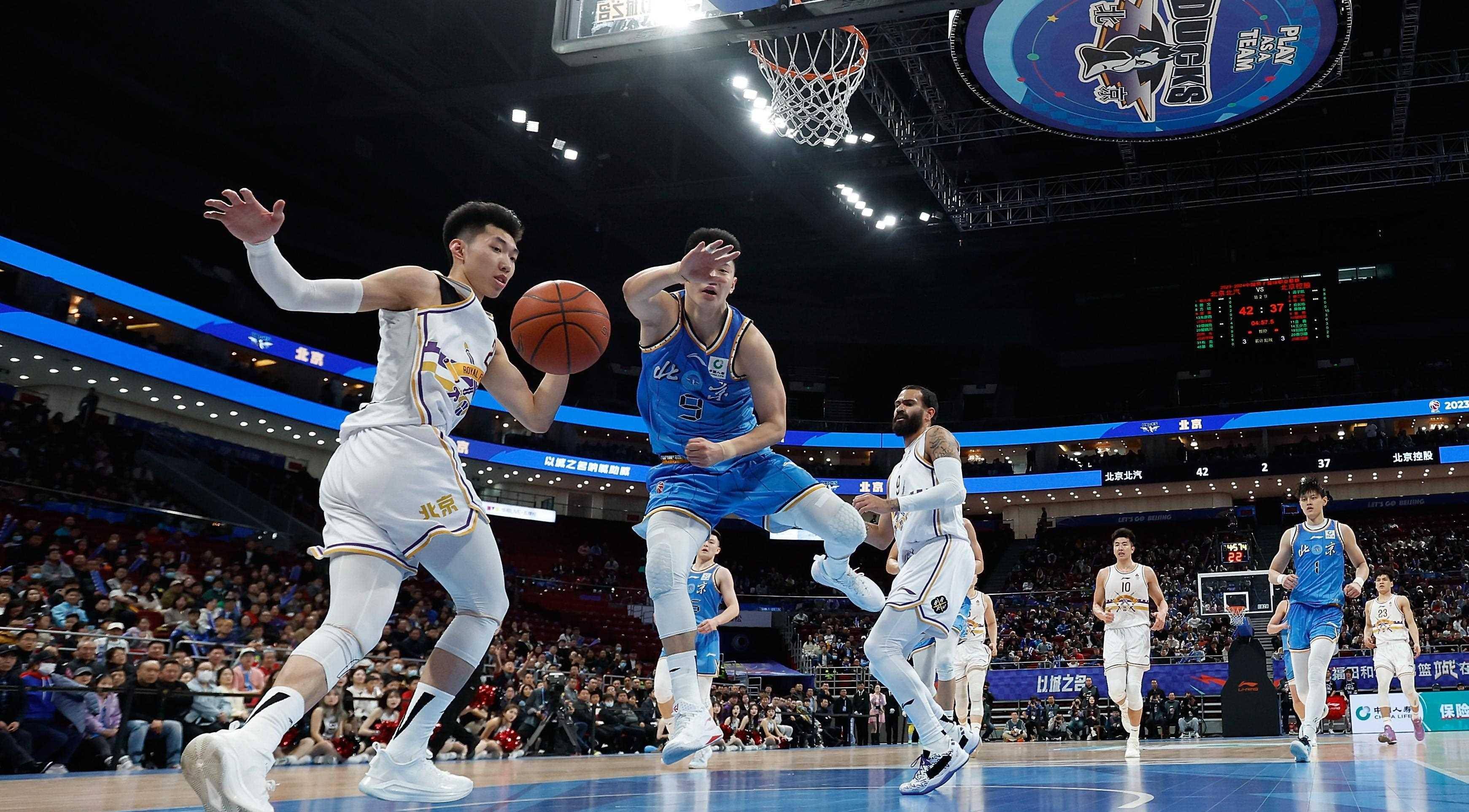 开云体育下载-篮球比赛紧张激烈，球员们全力拼搏