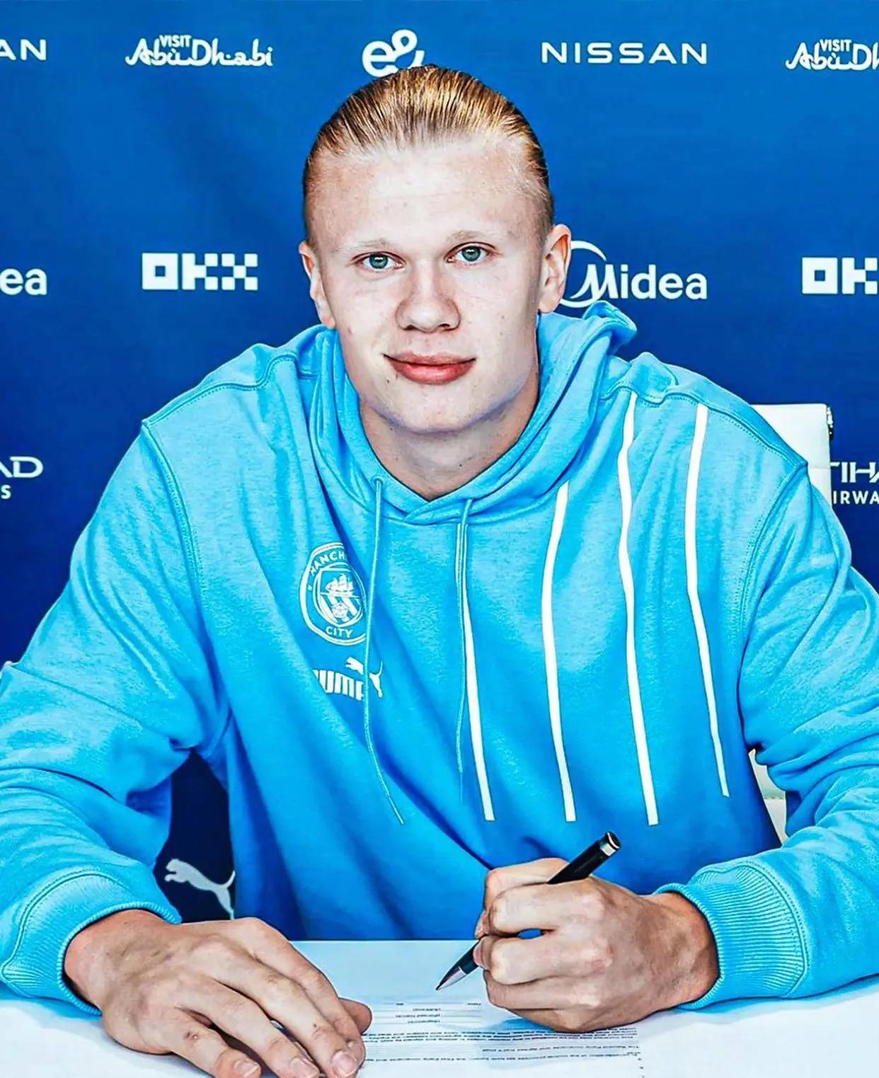 开云体育中国-曼城主帅接受新闻发布，晒俱乐部高光时刻