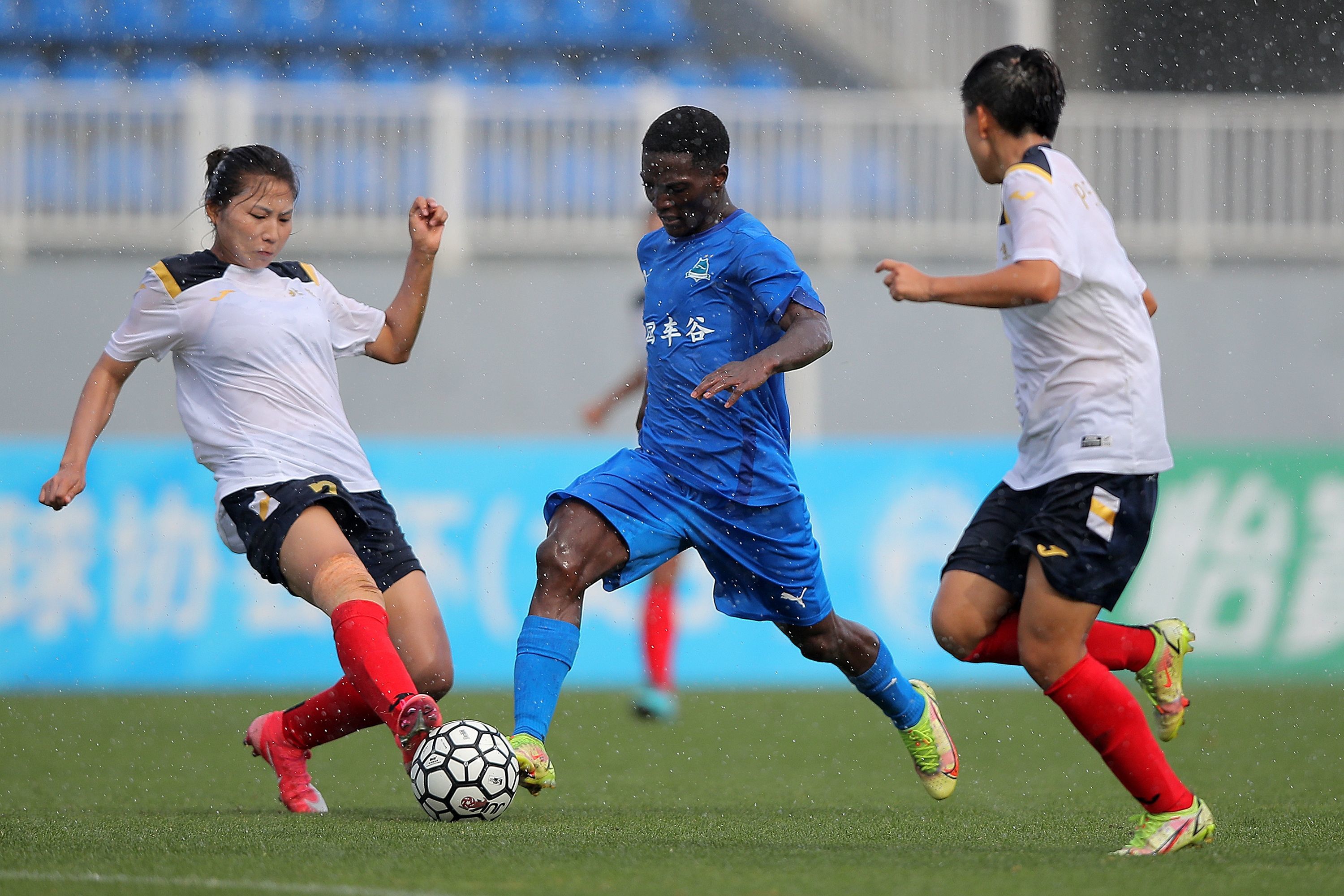 开云下载-黎巴嫩女足奋勇拼搏，夺得争霸赛头名