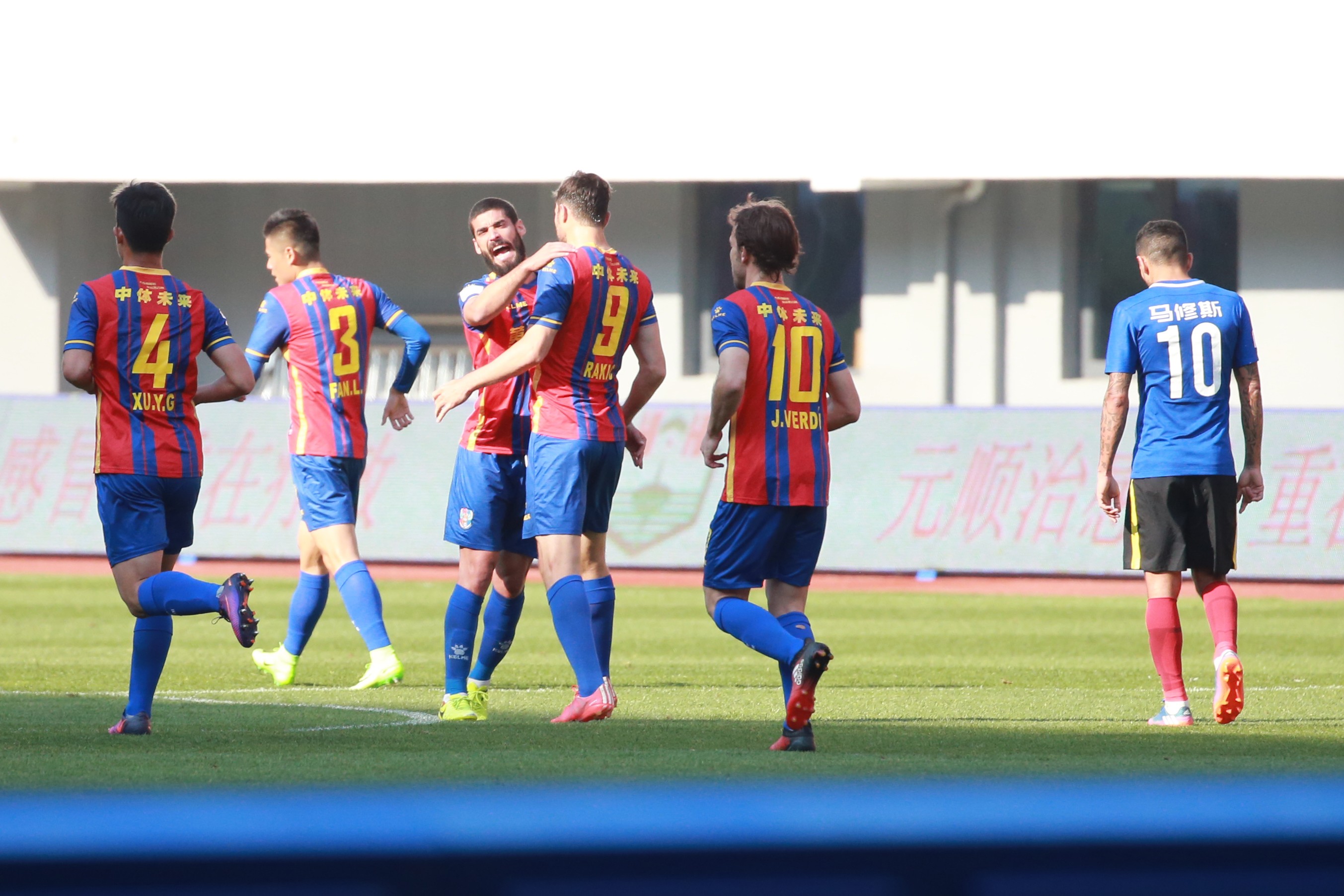 开云体育入口-绿城与绿城交锋，德比战火爆惊险刺激