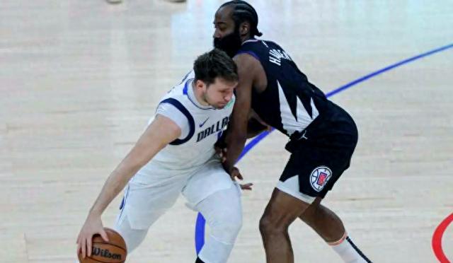 开云体育-快船客场大胜，一举扳平系列赛