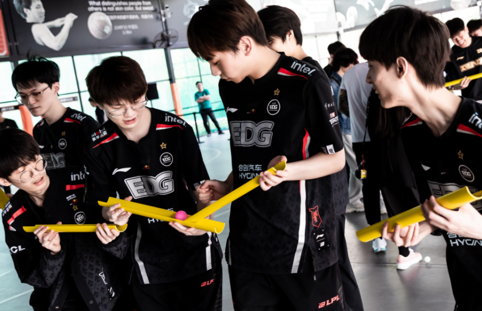 开云体育下载-EDG鏖战CLG，Ruler开启传奇时刻鏖战多局四强赛，引爆全场热议