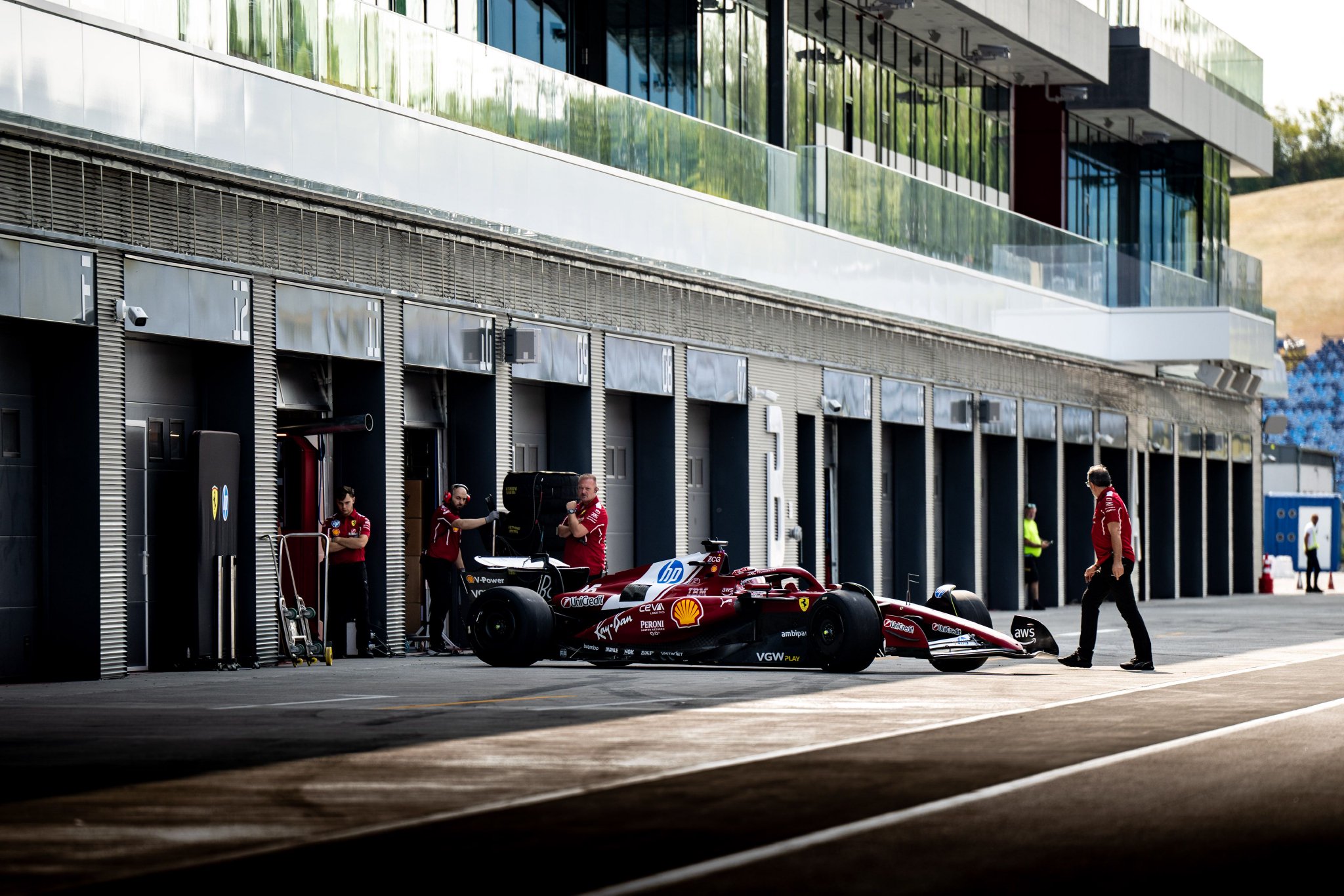 开云体育APP下载-包含红牛车队碾压法拉利，勒克莱尔点燃赛场的词条